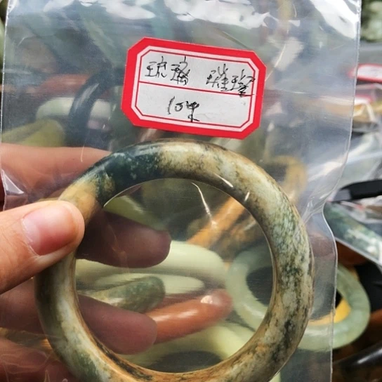 蛇纹石玉手镯未镶嵌琉***璨