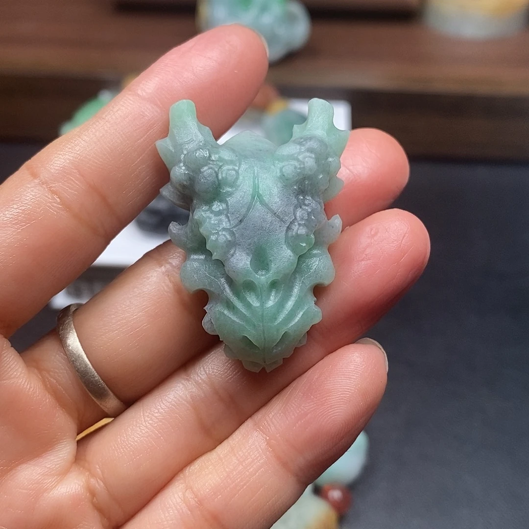 短***卷未镶嵌定制翡翠毛货抛光