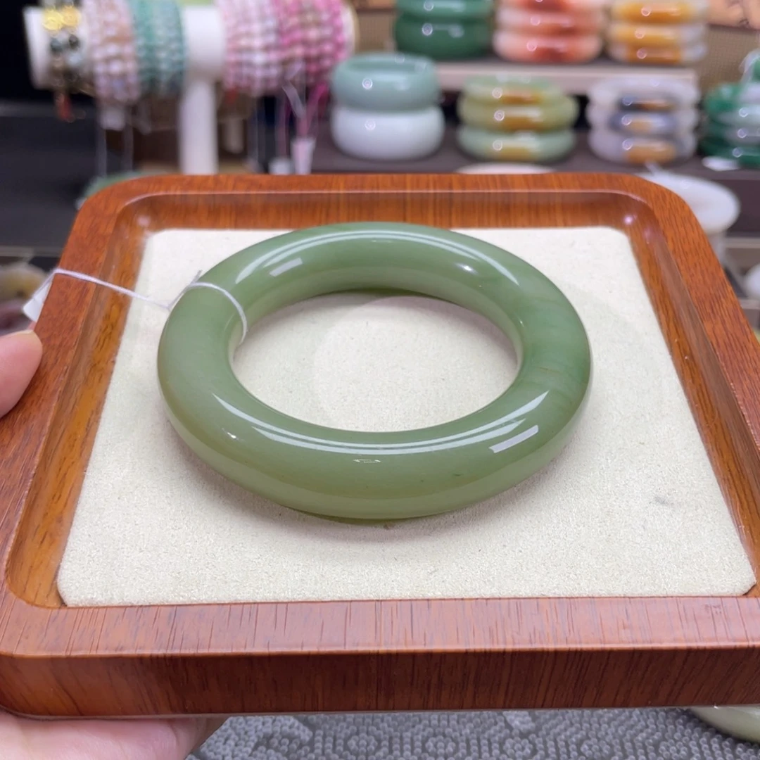 a***.石英质玉未镶嵌手镯
