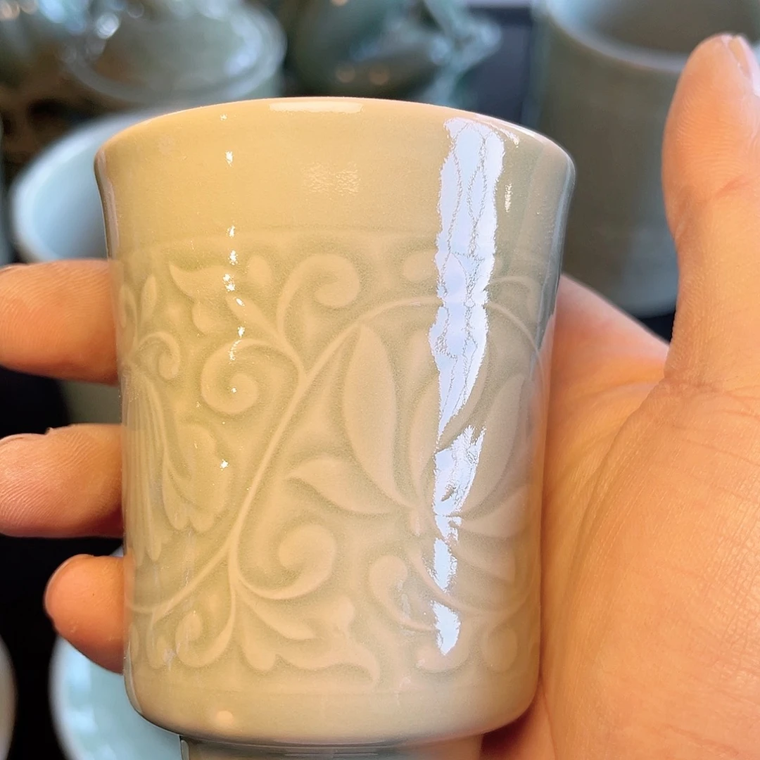 瓷瑕疵莲纹直口杯 1 只