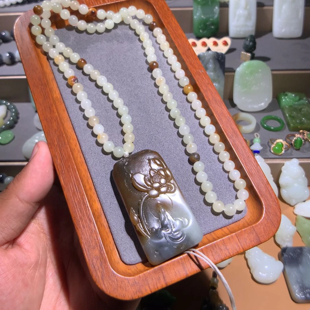 和田玉未镶嵌颈饰谜****?