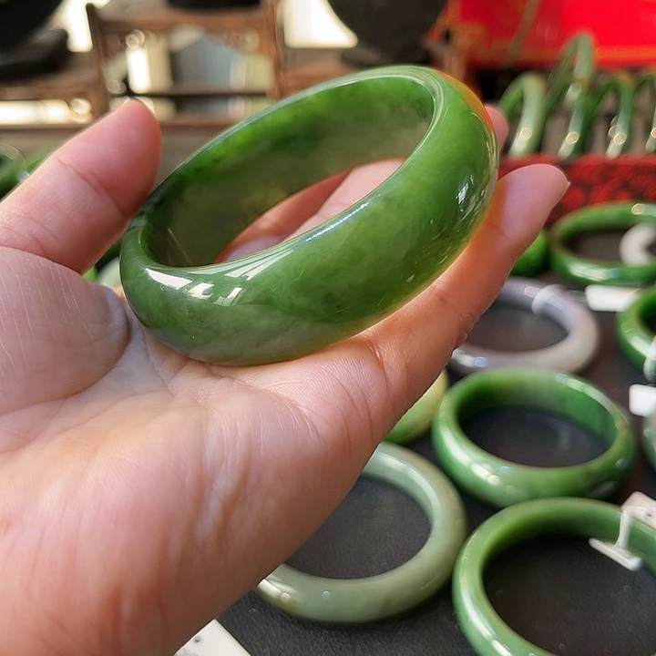 和田玉未镶嵌手镯