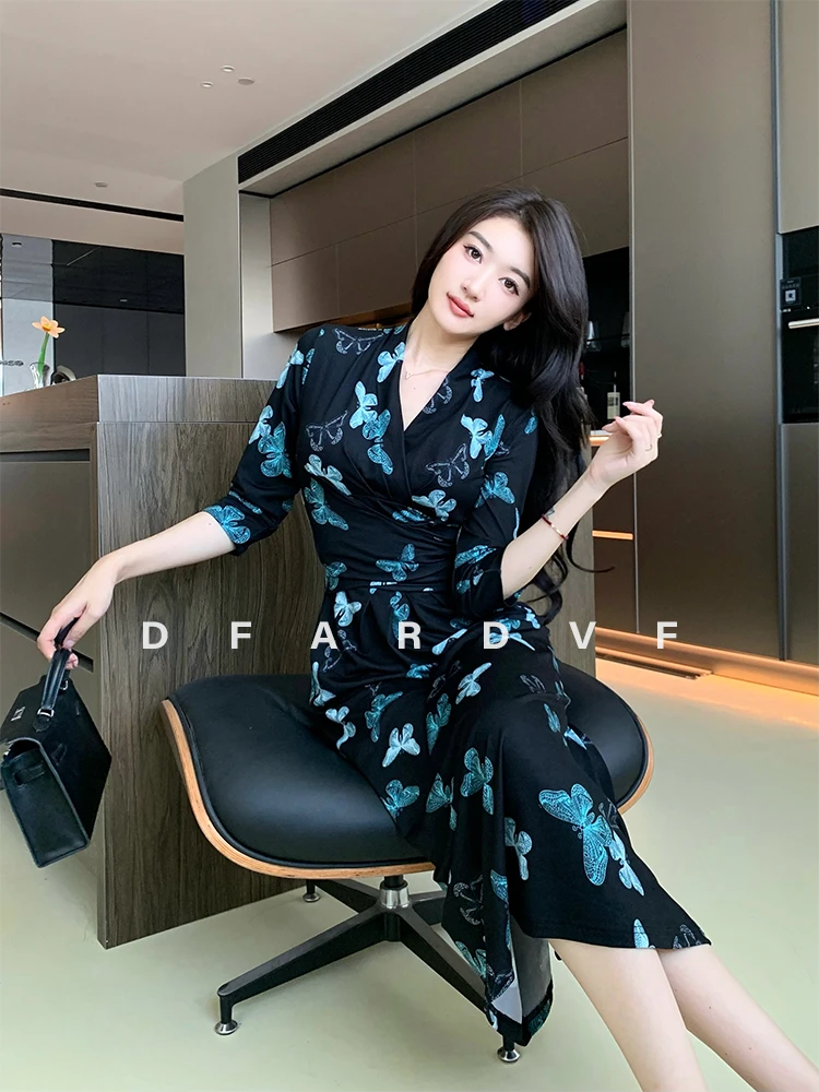 2025新款气质洋气釉蓝蝴蝶印花长袖连衣裙女v领显瘦裹身裙长款