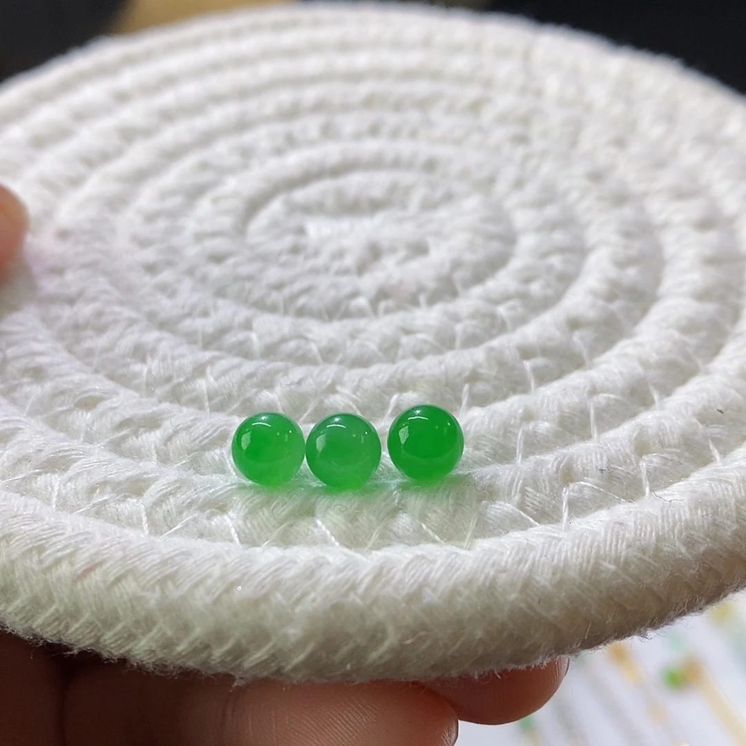 翡翠挂件未镶嵌一手珠珠