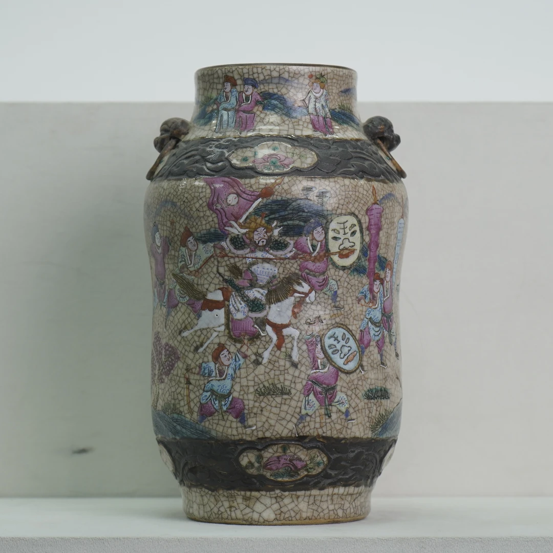 【咸丰】哥釉粉彩刀马旦双铺首耳衔环广口尊