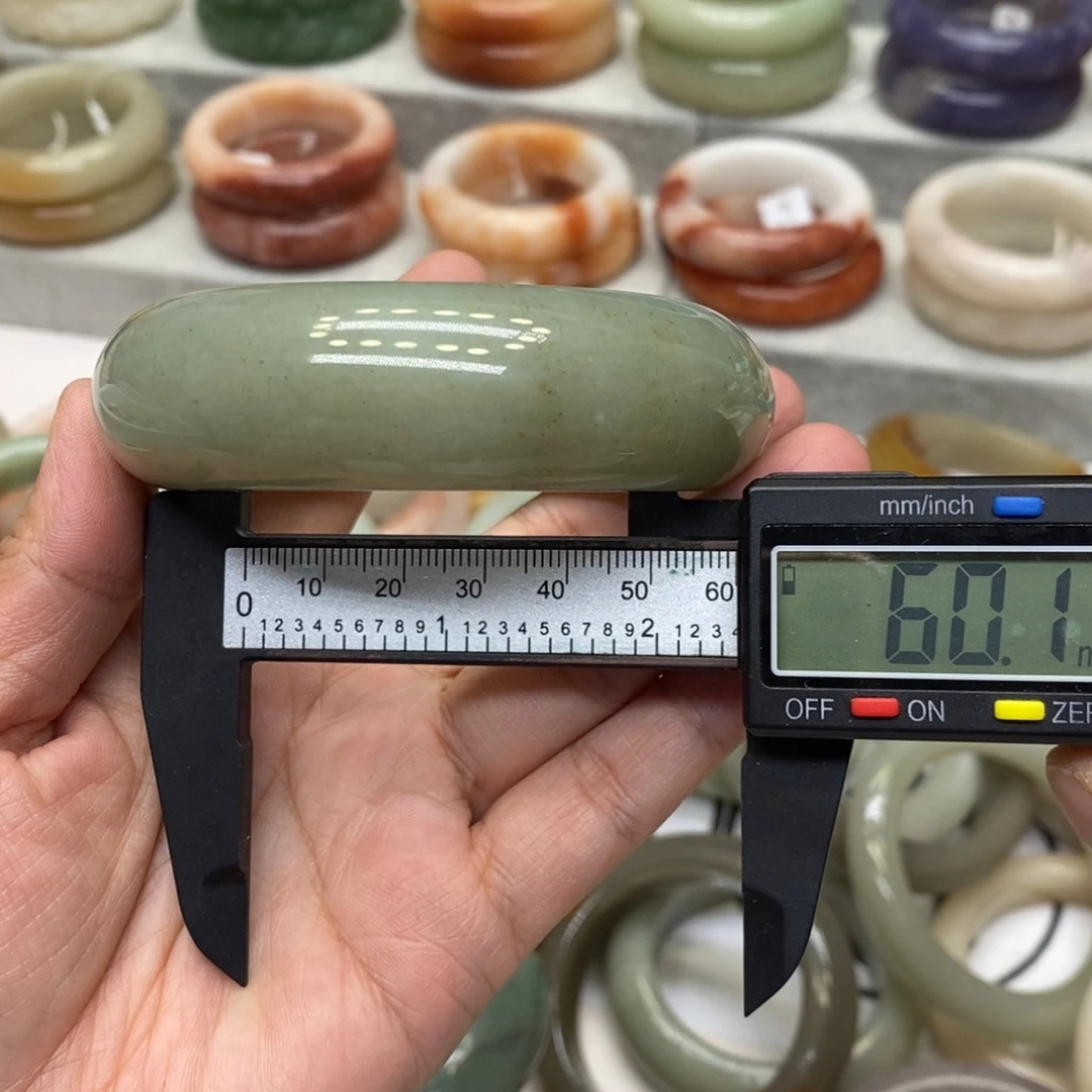 石英岩玉未镶嵌手镯