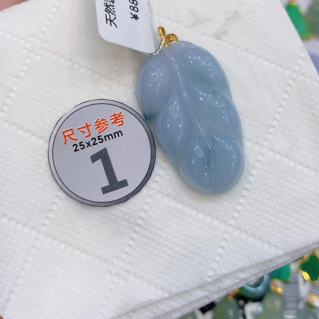 颈饰18K金镶嵌翡翠叶子