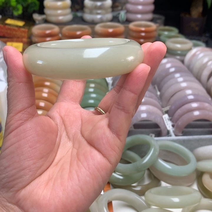 石英质玉（佘太翠）未镶嵌手镯60