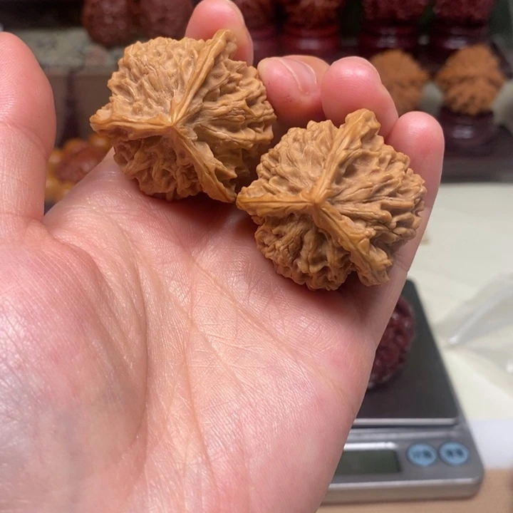 文玩核桃吊坠三棱