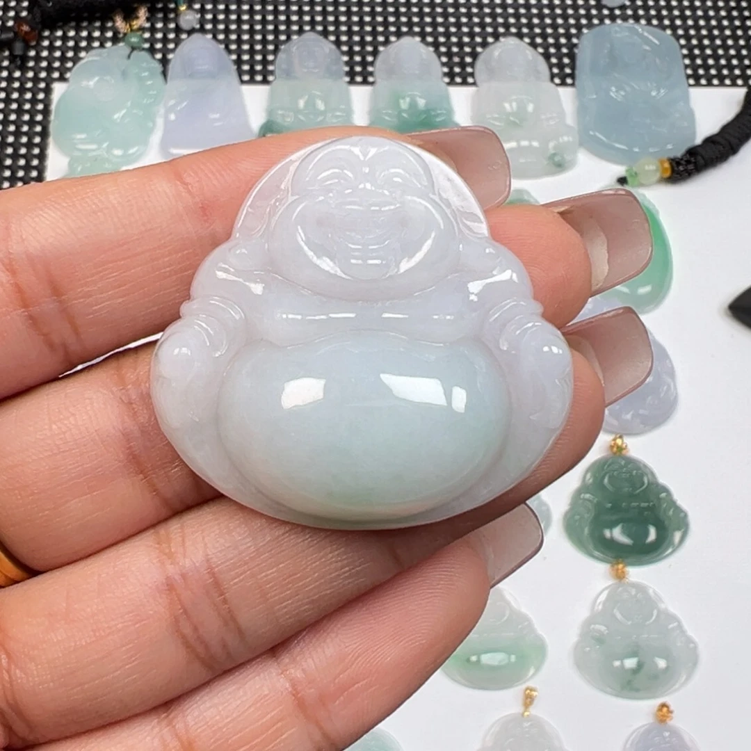 翡翠未镶嵌颈饰勾住脖颈