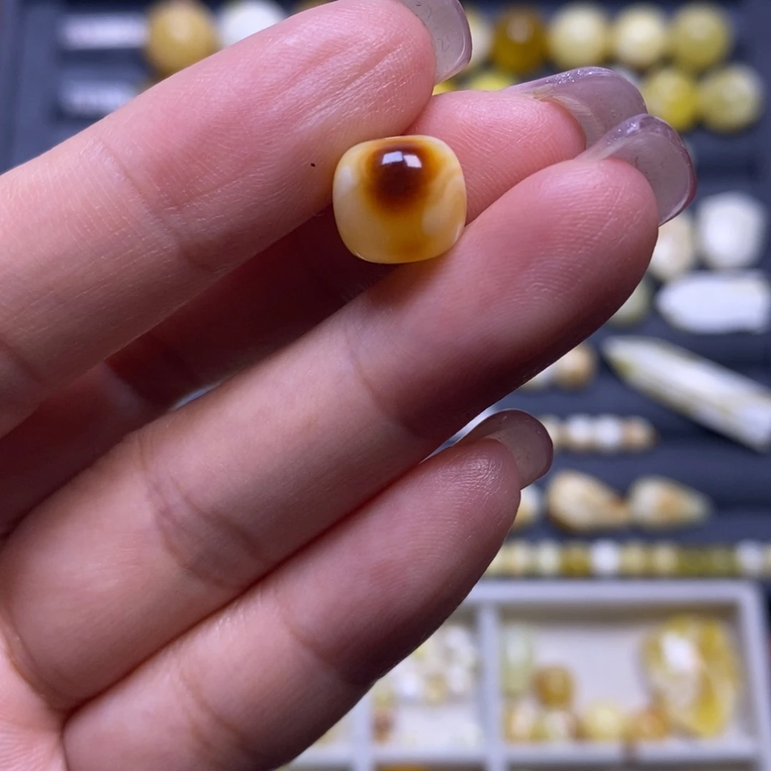 蜜蜡未镶嵌珠宝奇石俏色妖花老型10.1*9.1mm