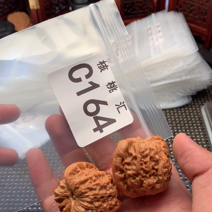 文玩核桃吊坠血麒麟