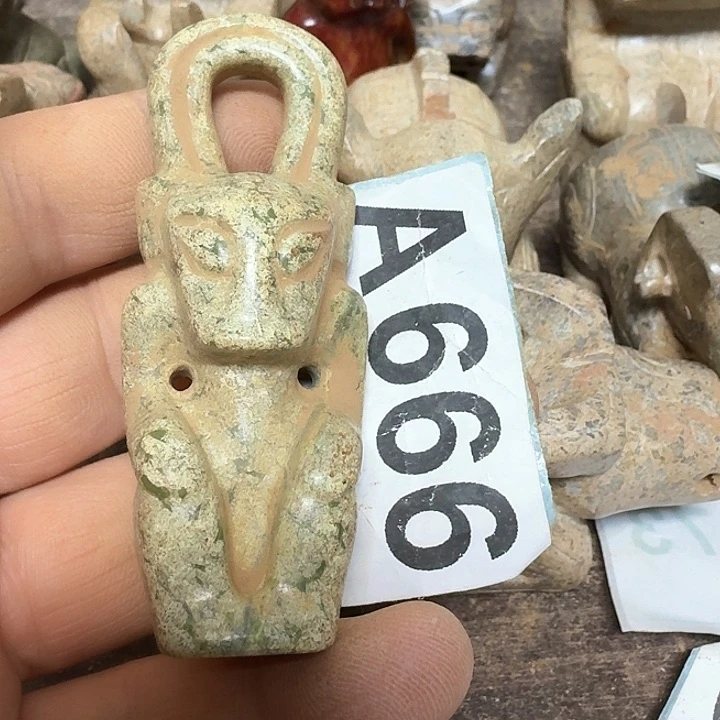 蛇纹石玉颈饰未镶嵌