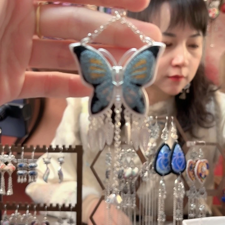 织绣云织谣老绣饰品6