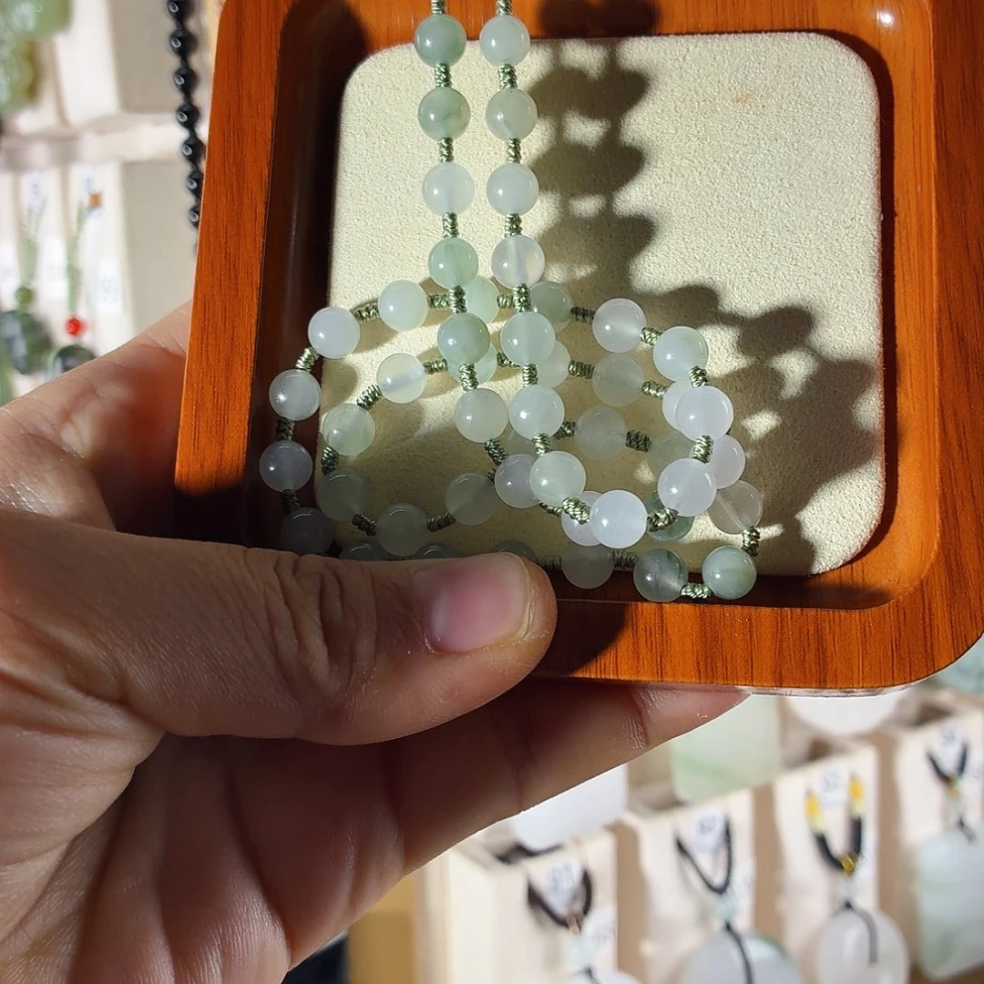 爱***头石英质玉（金丝玉）未镶嵌颈饰