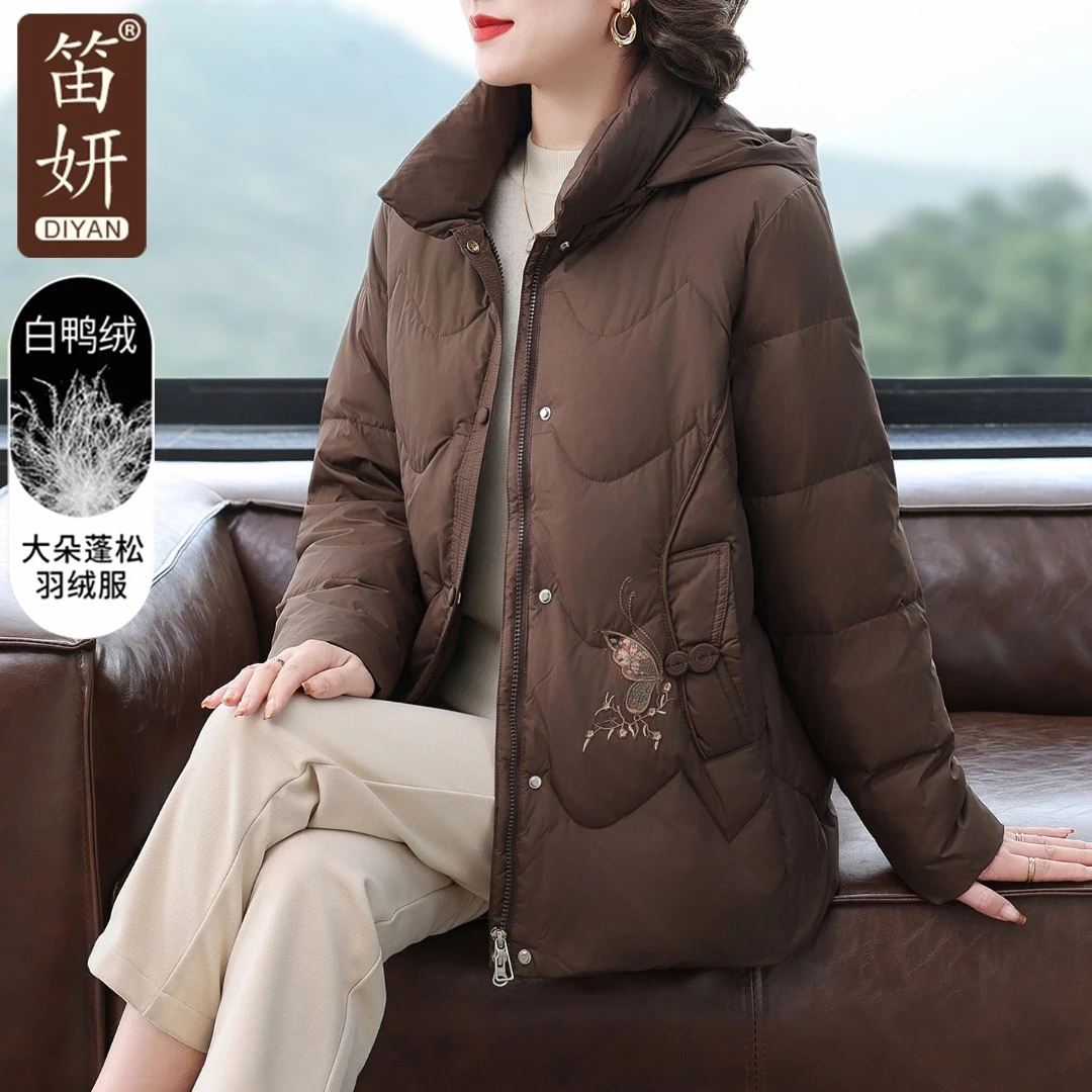 妈妈冬装羽绒服2025新款时尚中老年女装冬季绣花连帽宽松加厚外套