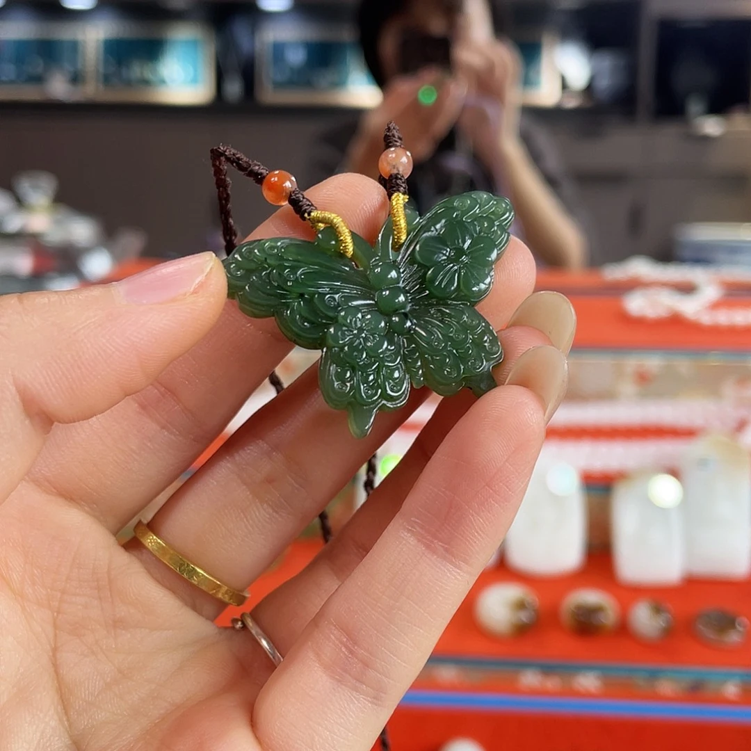 天***运和田玉未镶嵌颈饰
