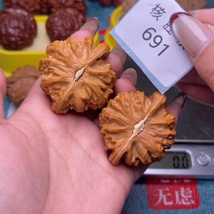 文玩核桃把件闷白46.691