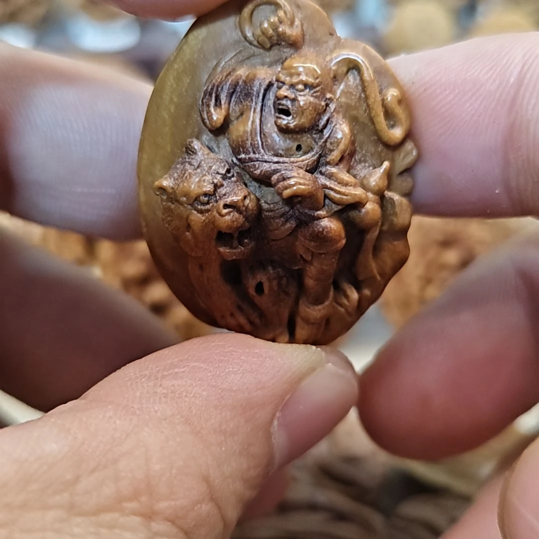 桃核纯手工雕刻伏虎罗汉