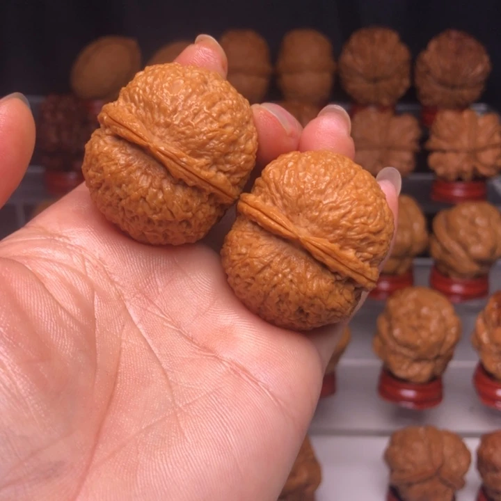 文玩核桃吊坠18鱼子纹绣球