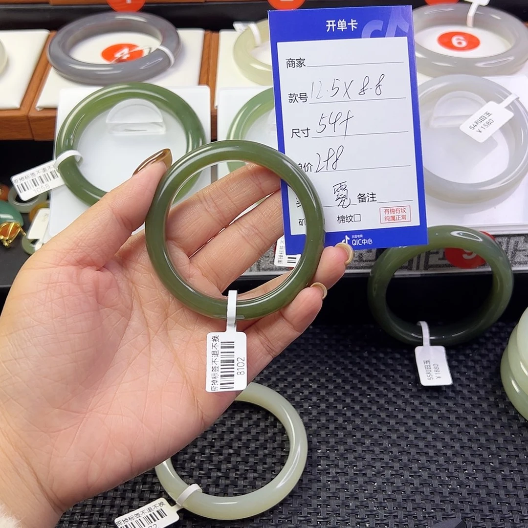 霓***裳和田玉未镶嵌手镯