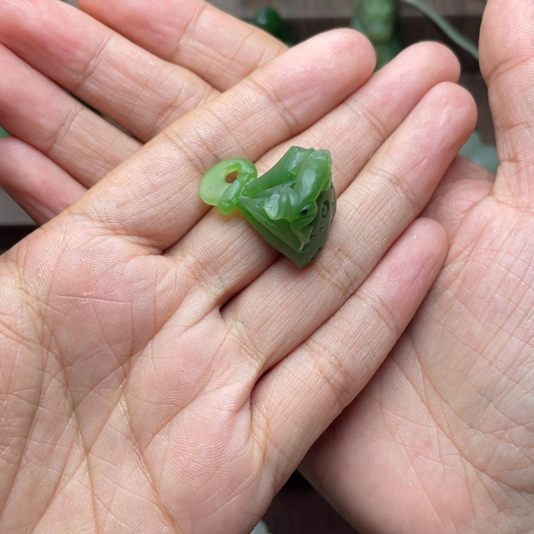 和田玉未镶嵌颈饰有****好拋光