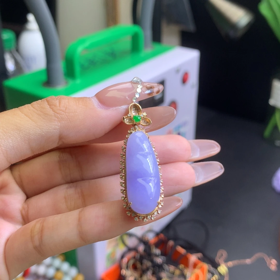 文***厂翡翠18K金镶嵌颈饰