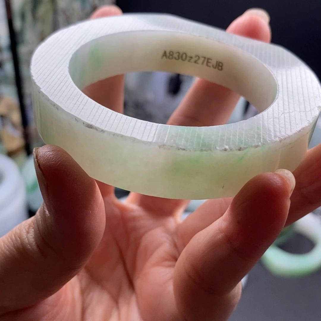 用***6定制翡翠未镶嵌翡翠手镯