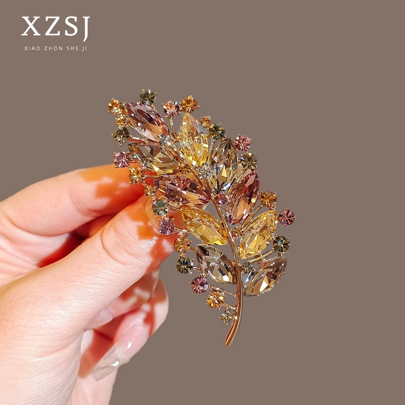 锌合金仿水晶胸针 新款满钻树叶别针轻奢时尚高档大衣胸花女配饰