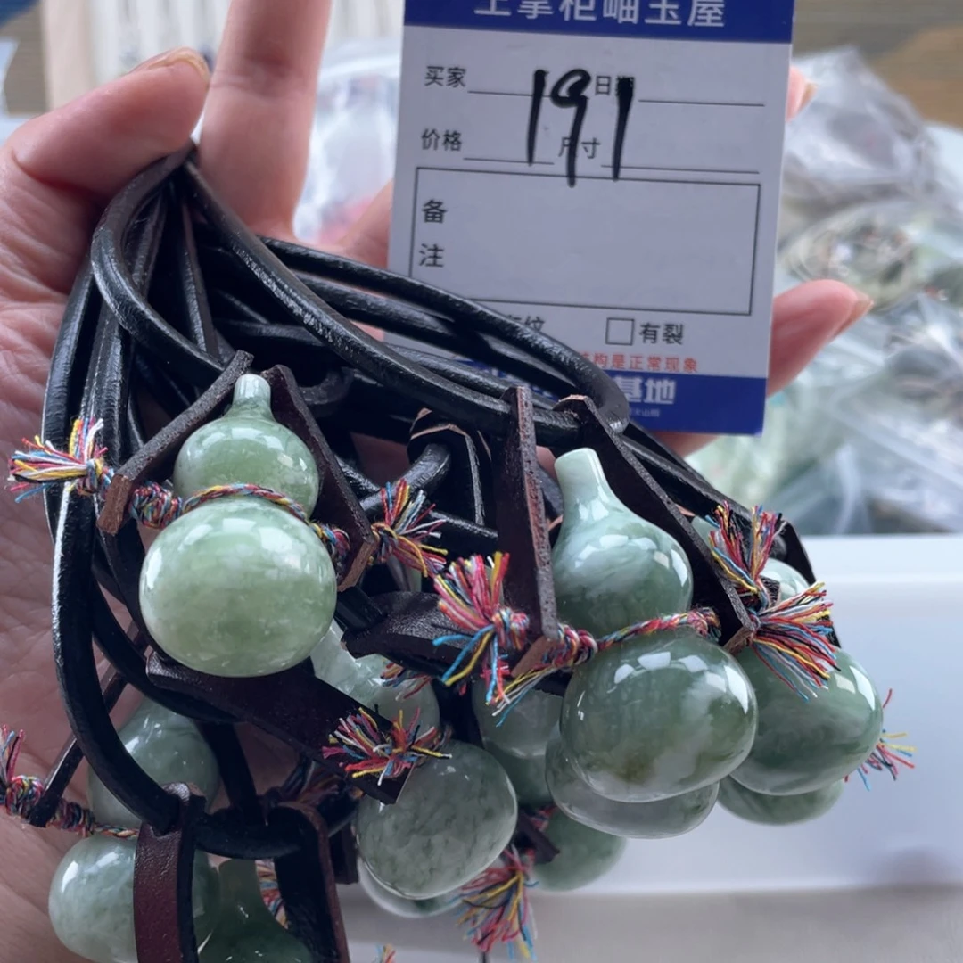 岫玉未镶嵌颈饰多样性，发一件