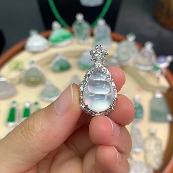 颈饰18K金镶嵌翡翠翡翠