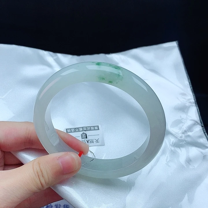 翡翠手镯未镶嵌56圈
