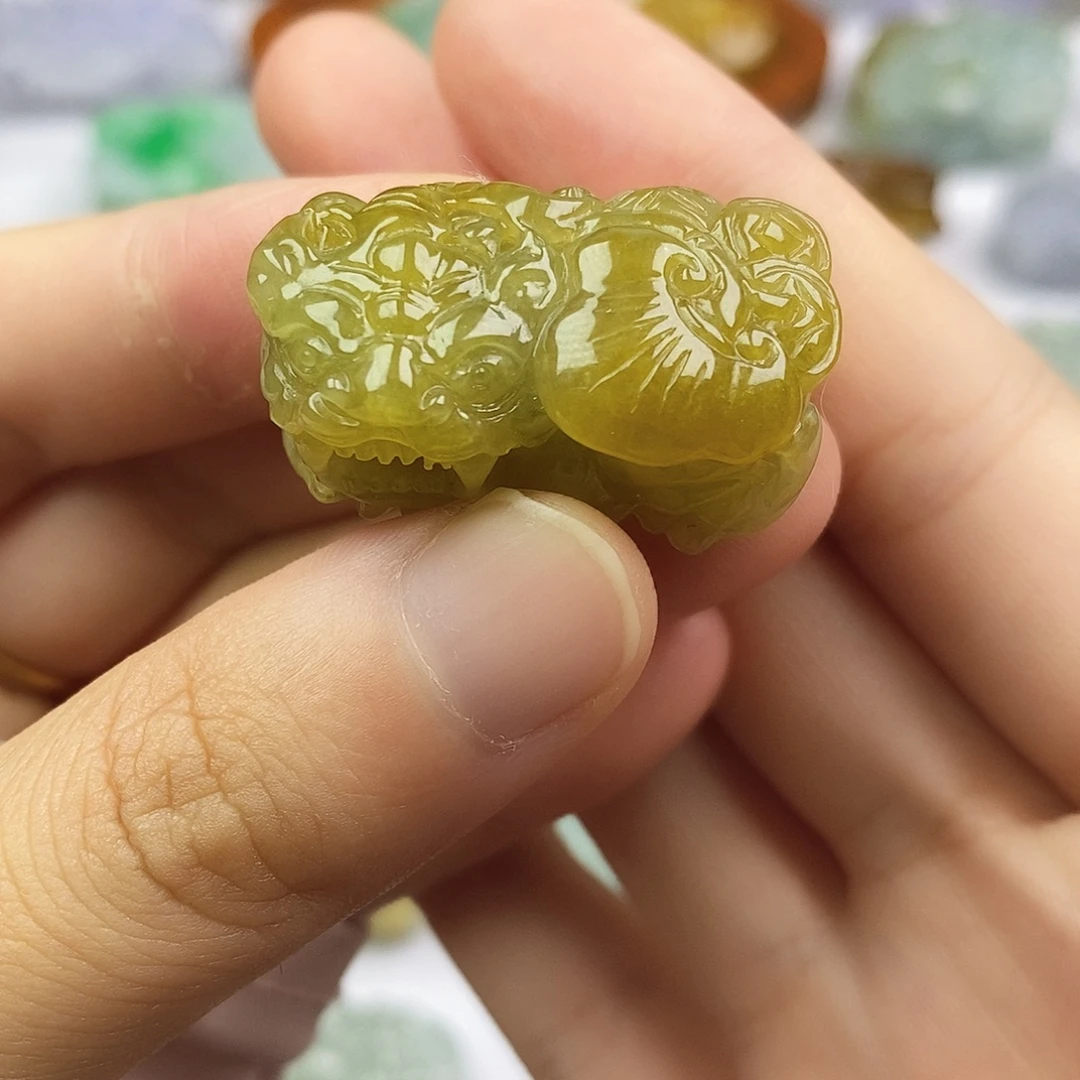 翡翠未镶嵌颈饰貔貅