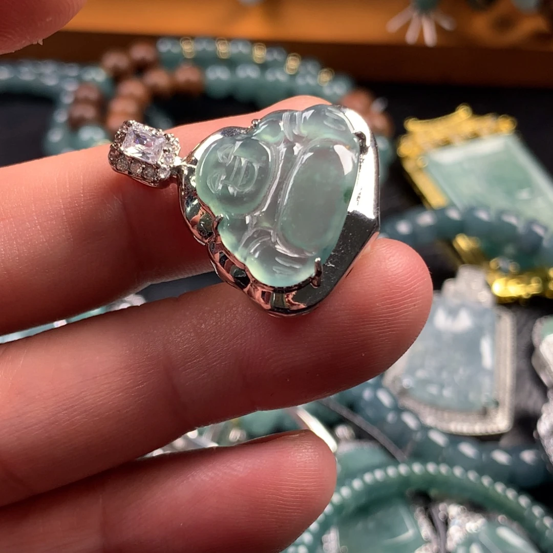 翡翠未镶嵌颈饰佛公