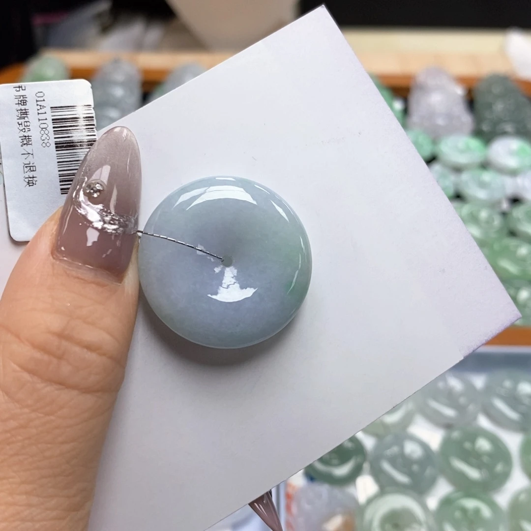 翡翠颈饰未镶嵌平安扣