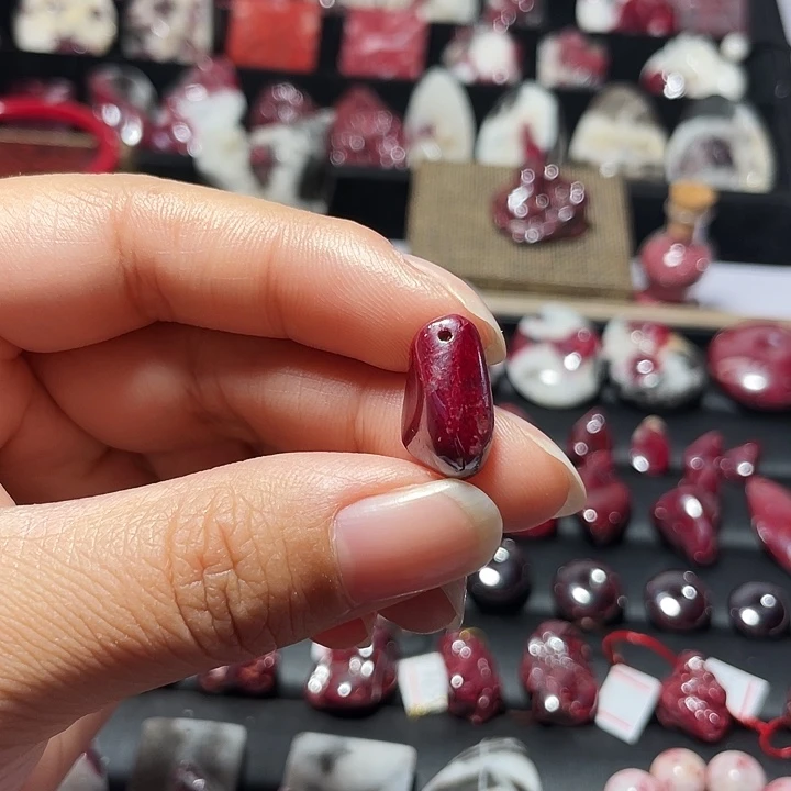 天然辰砂原矿吊坠5.5克
