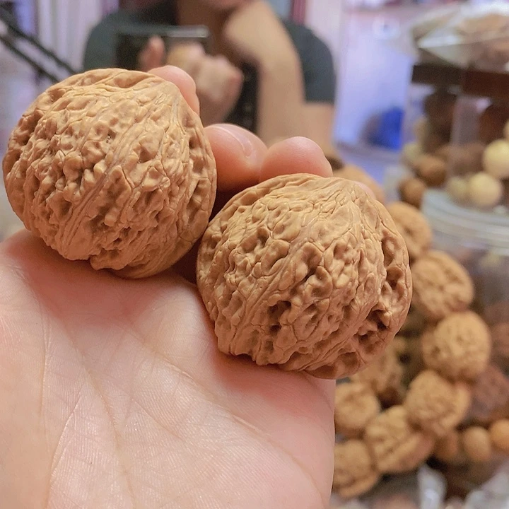 【闪购商品】文玩核桃把件42泥鳅背水尖黄