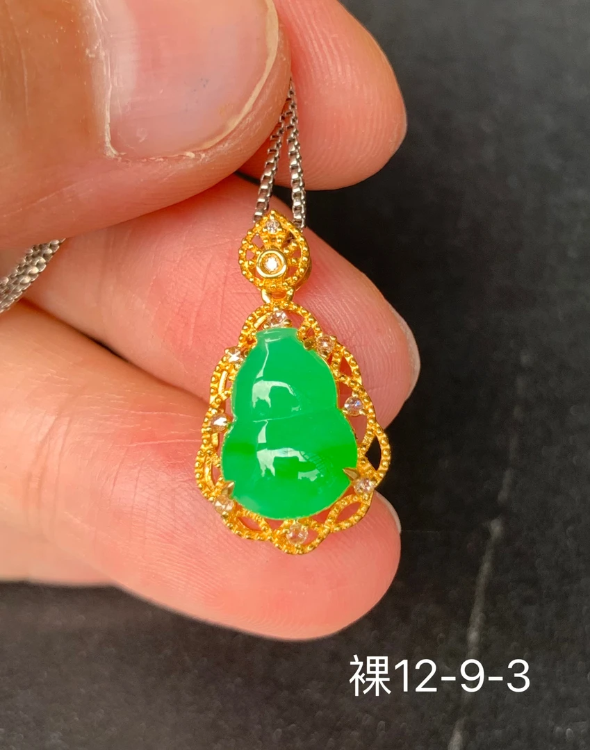 高冰绿色葫芦天然翡翠吊坠 镶嵌精致