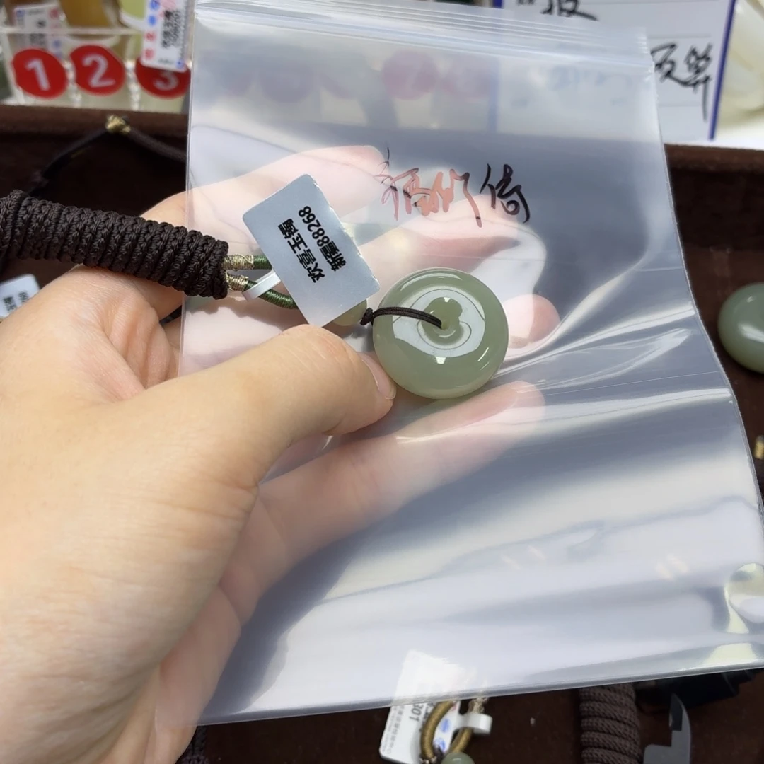 ****倚未镶嵌手镯和田玉