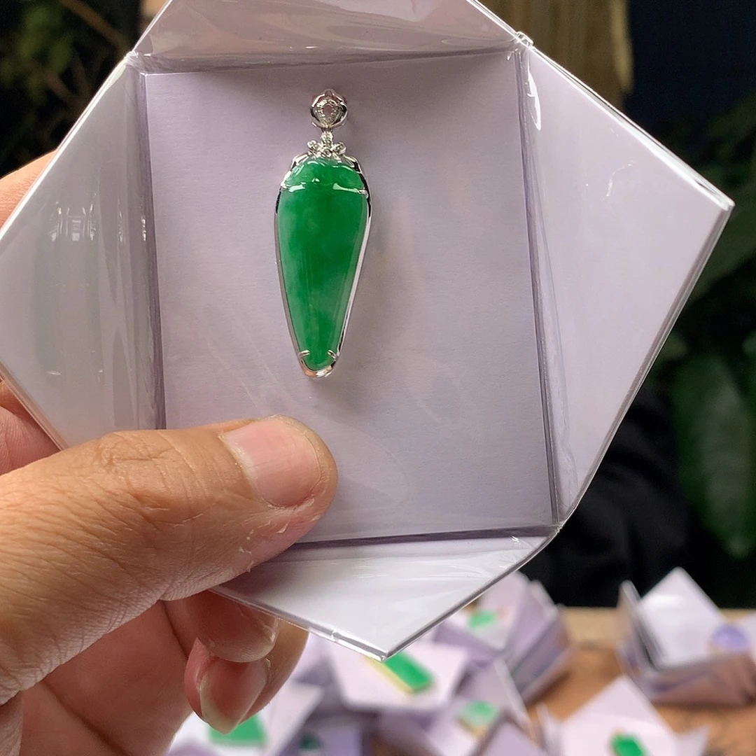 翡翠18K金镶嵌颈饰吊坠