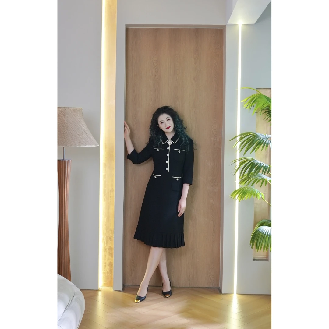 【六丑】新款时尚气质修身显瘦下摆百褶小香连衣裙411LYQ0658