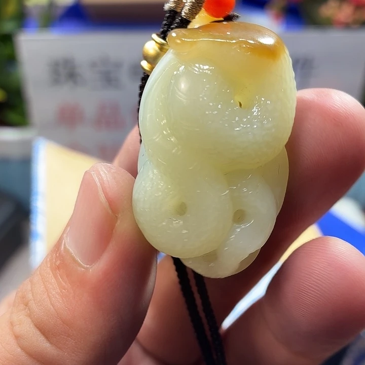 颈饰未镶嵌和田玉（糖玉）