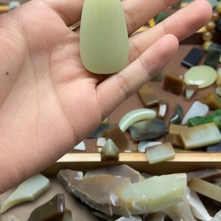 清***月和田玉未镶嵌颈饰