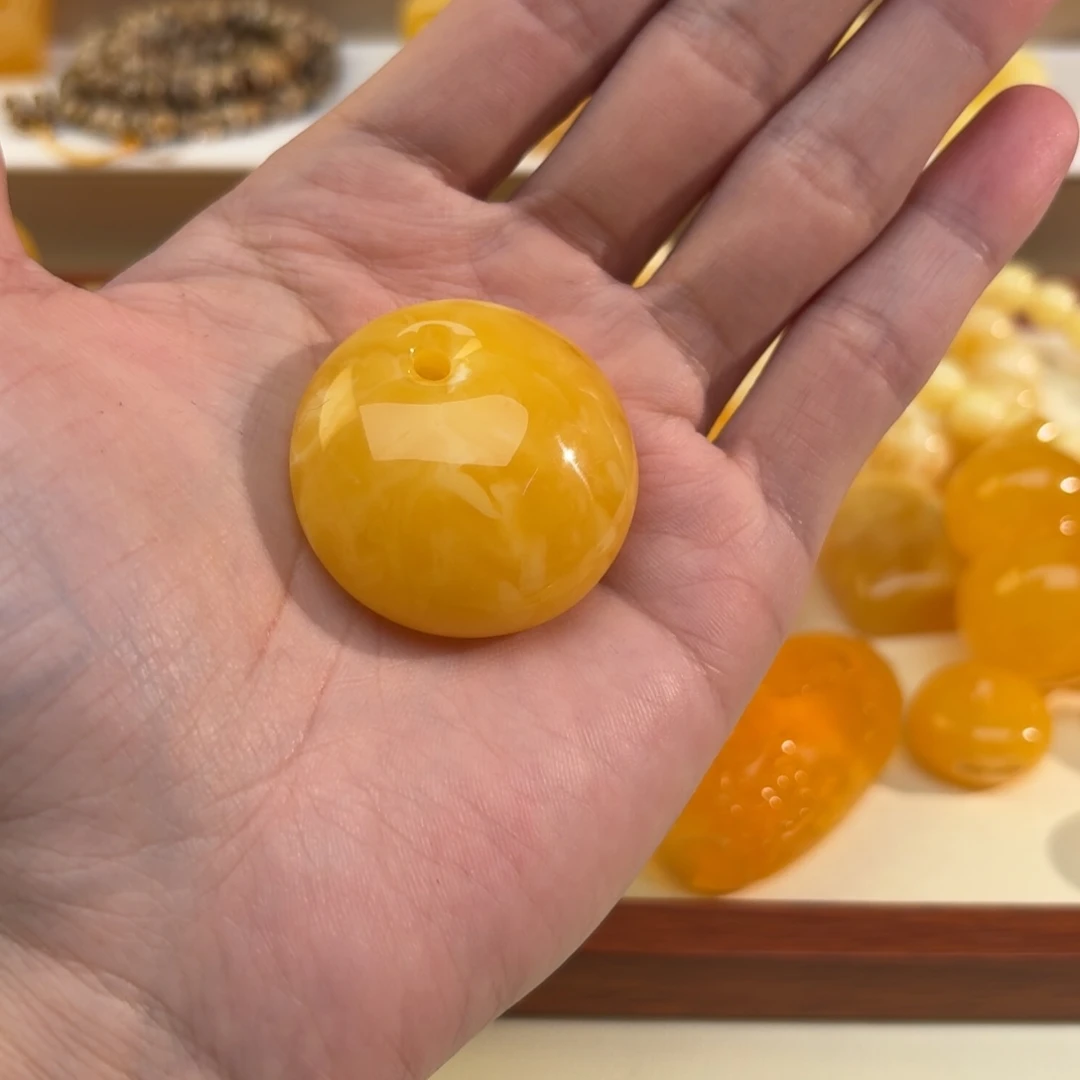 琥珀未镶嵌裸石焦皮浓蜡公主扣