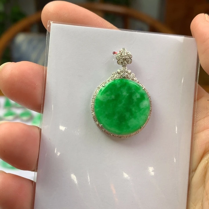 翡翠18K金镶嵌颈饰翡翠吊坠