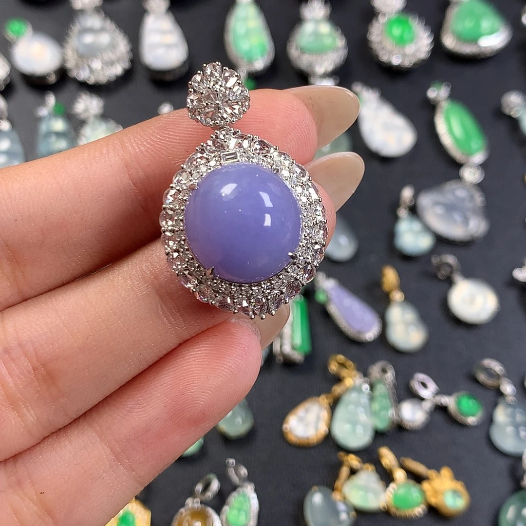 多***尔翡翠18K金镶嵌颈饰