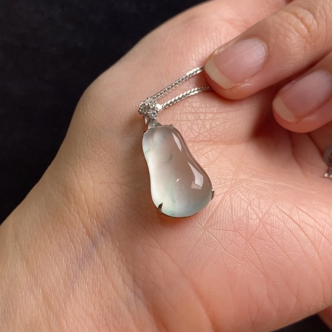 翡翠18K金镶嵌颈饰翡翠福瓜吊坠