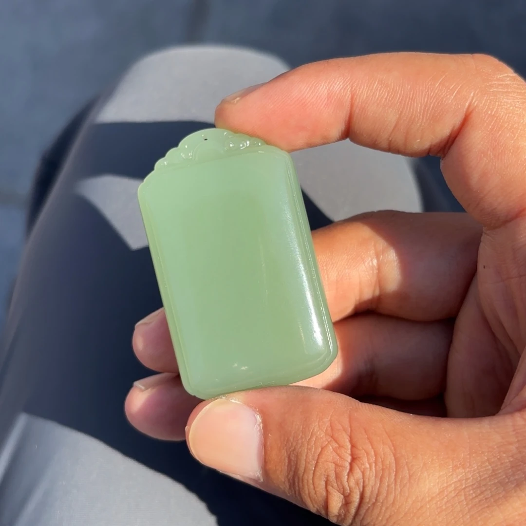 和田玉未镶嵌颈饰牌子三五尺寸。