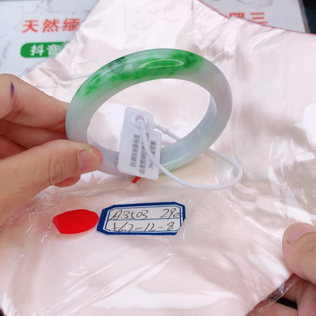 翡翠手镯未镶嵌翡翠