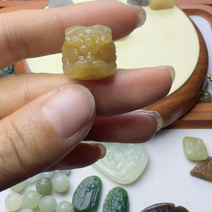 一***️和田玉未镶嵌挂件